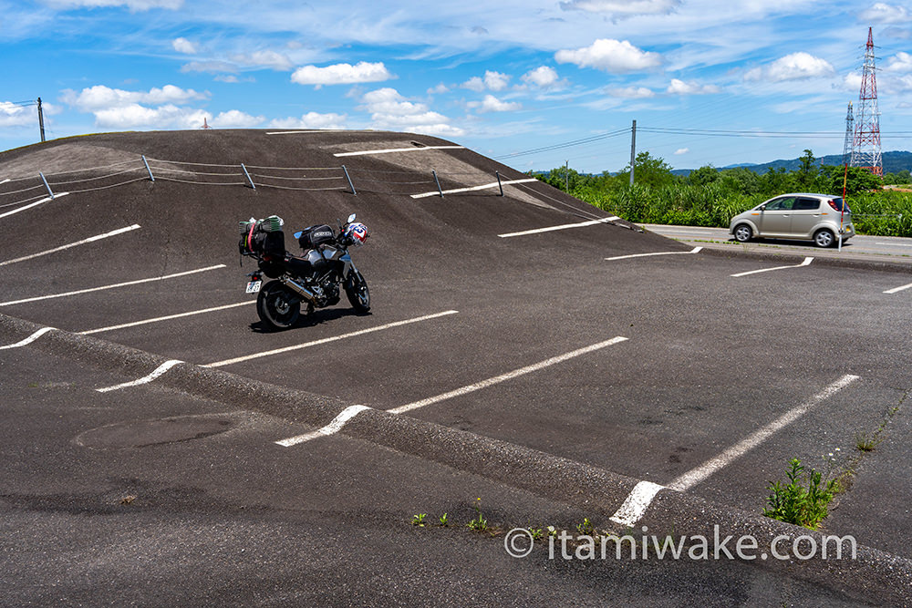 バイクだと尚更停めにくい