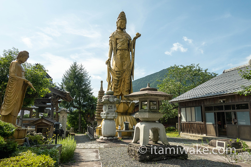 田舎のお寺にそびえる立派な観音様