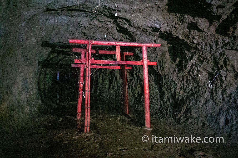 洞窟内の鳥居