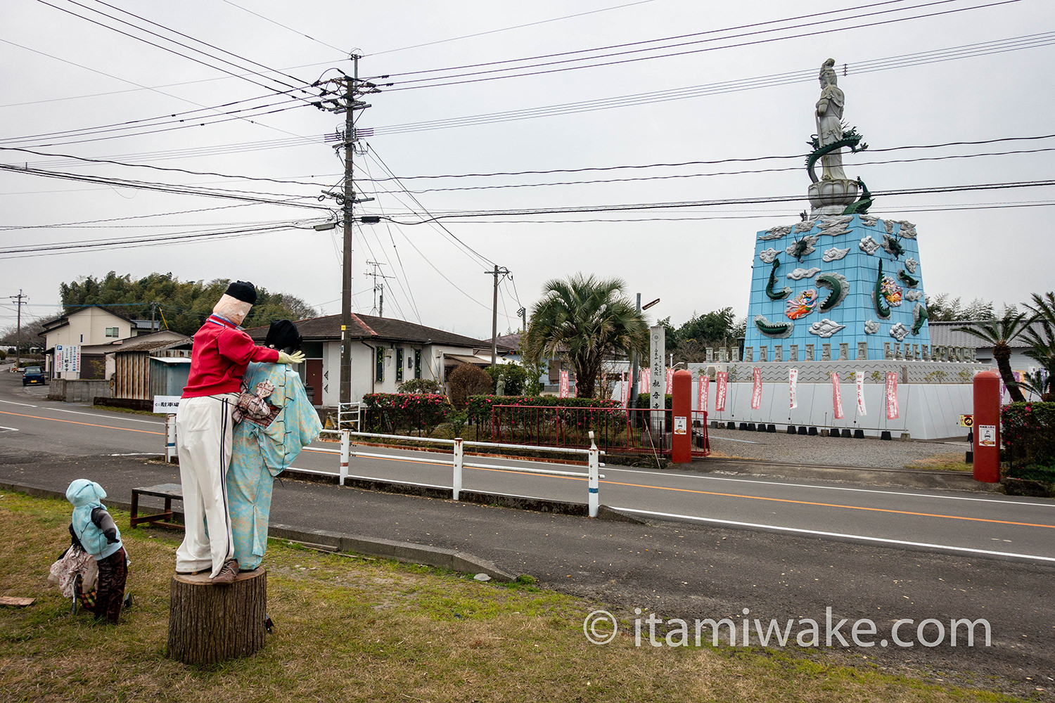 こりゃ珍百景！カカシと観音様を一度に楽しめる 宮崎県西都市「白衣山水天院観音寺」