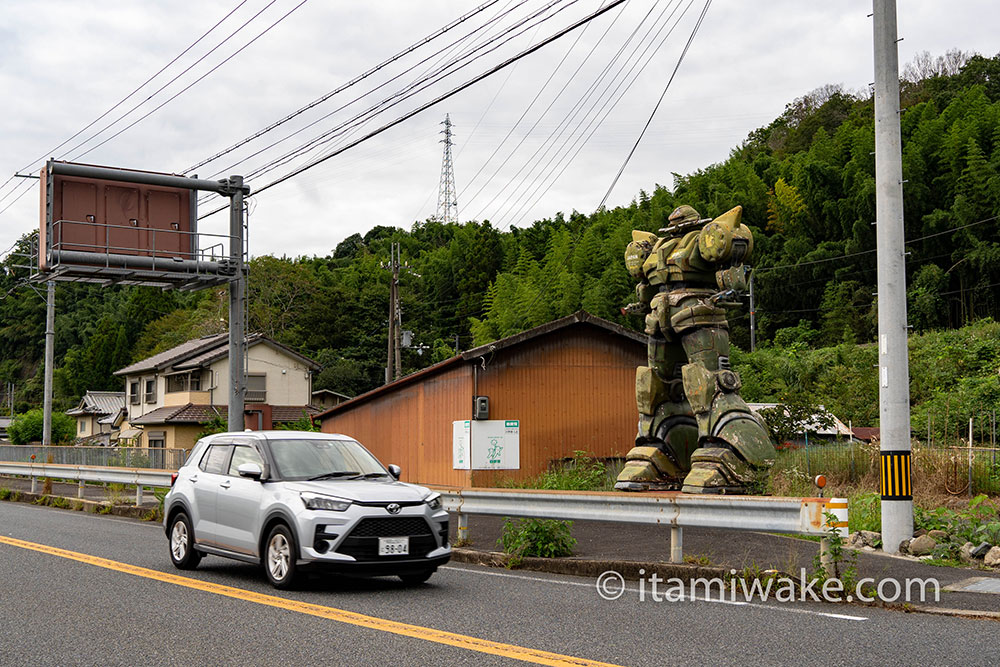 モビルスーツと車