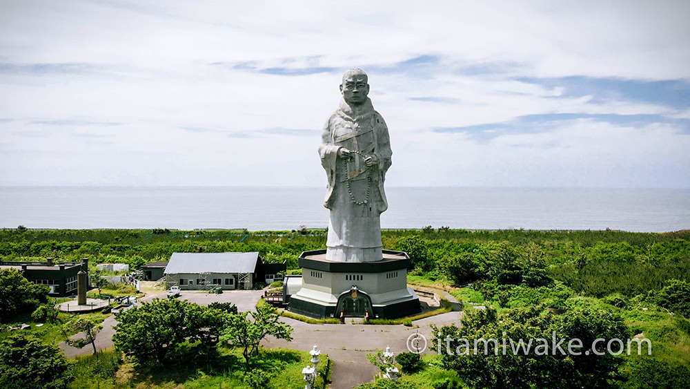 新潟県の珍スポット西方の湯で巨大仏を見て宗教温泉に浸かる