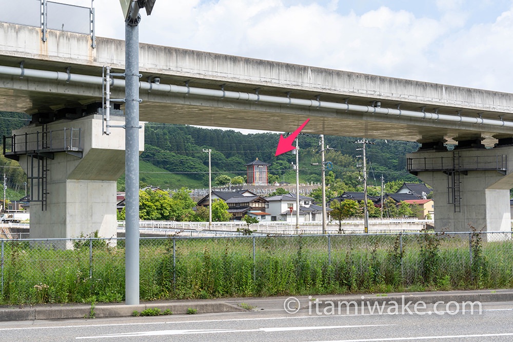 高速道路からだとより目立つ謎のお堂