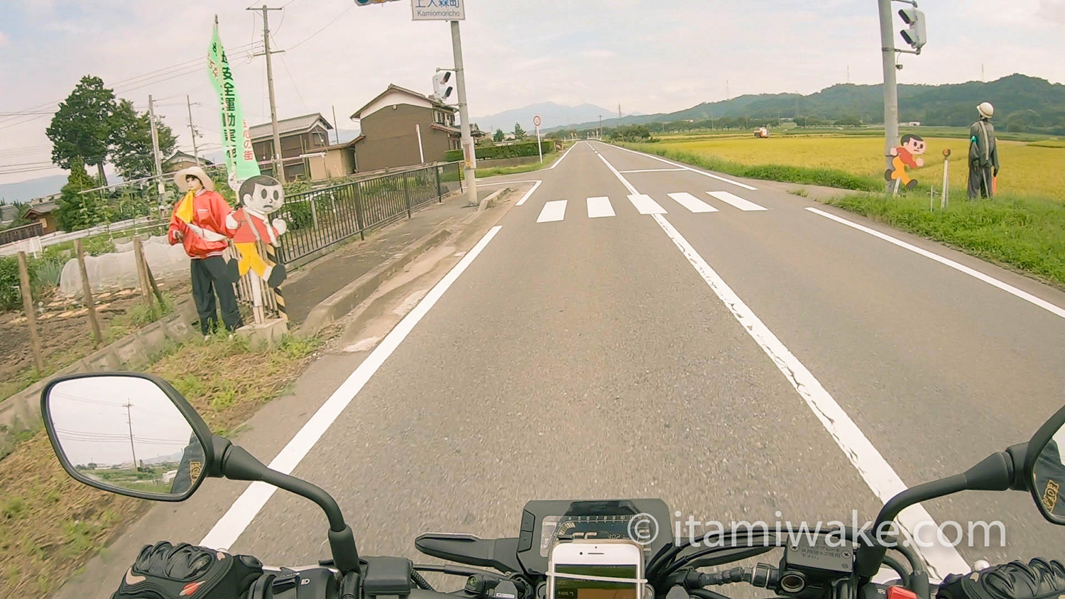 滋賀県の道の上から