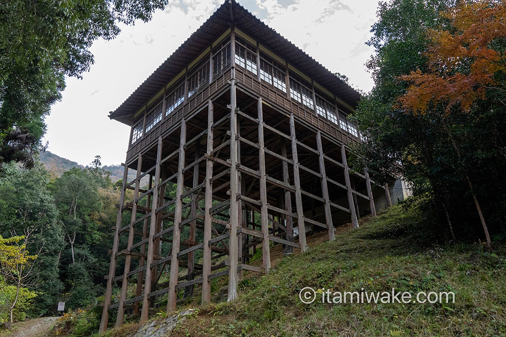 崖の受けに立つ神社