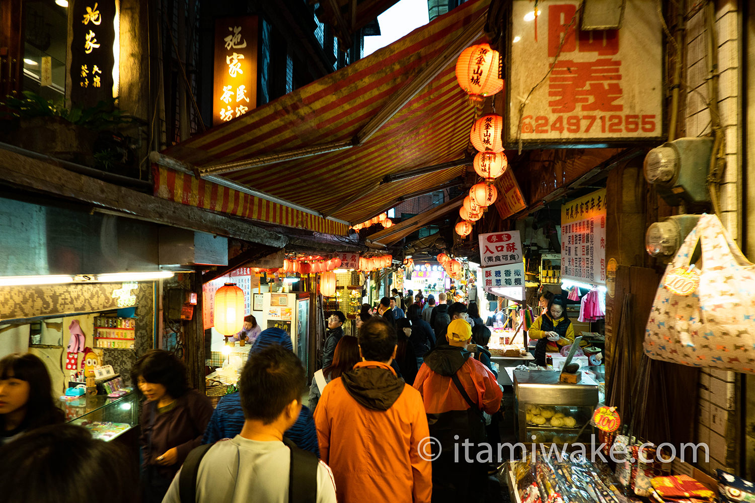 台湾、九份老街をぶらり一人旅。雨の九份に傘の花が咲き乱れる！そしてどこからか流れてくる小林旭のBGMに母国を想う