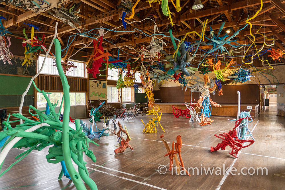 体育館内で繰り広げられるアート群