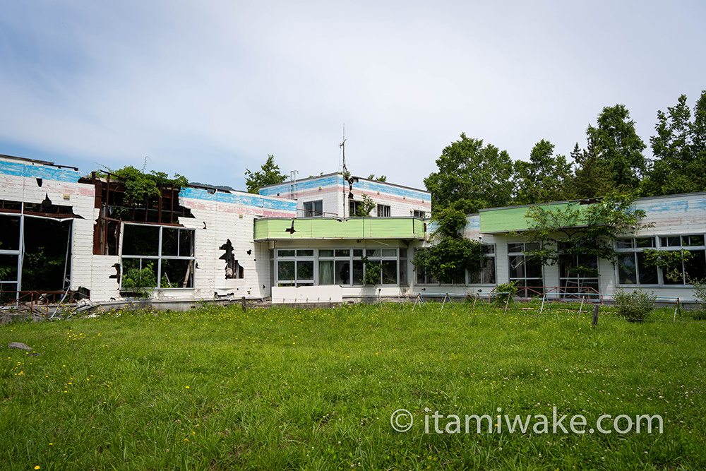 噴火で破壊された廃墟「旧とうやこ幼稚園」を見る