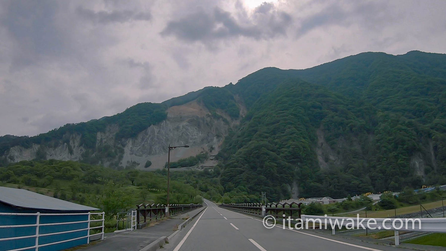 ものすごい崖に向かって伸びる道