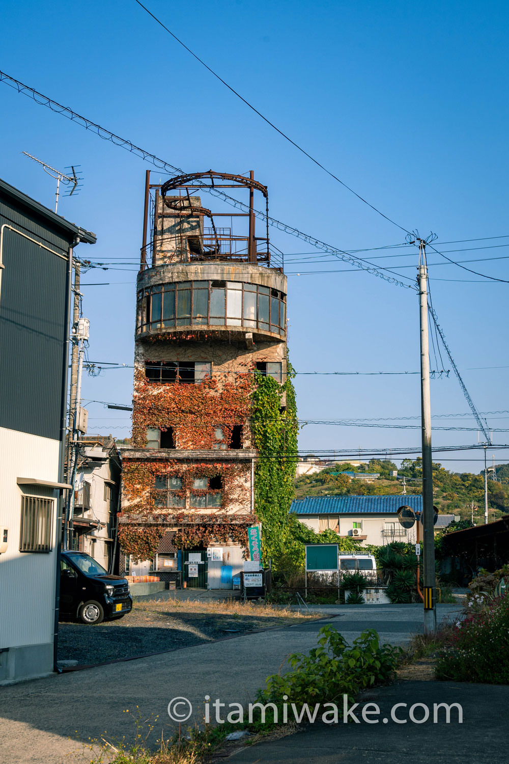 突然異質な謎の建物が