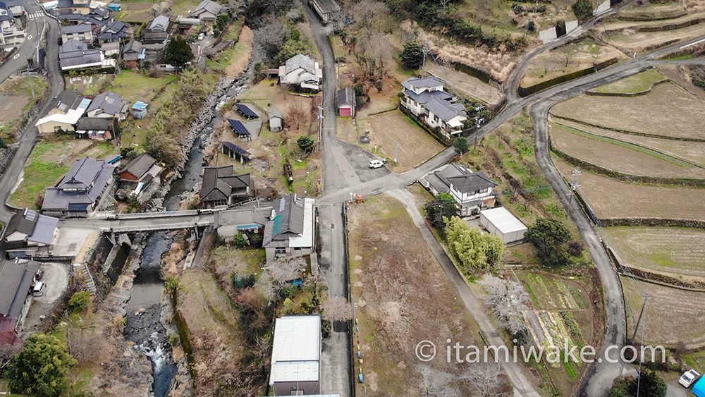 中央の上下に伸びる道路が熊延鉄道跡と思われます