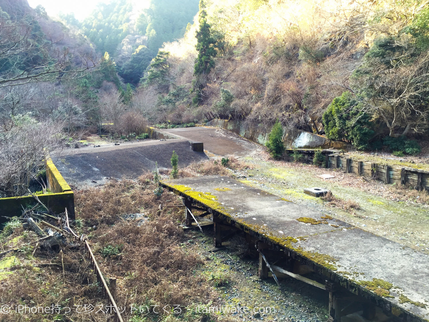 上から旧東青山駅を見る