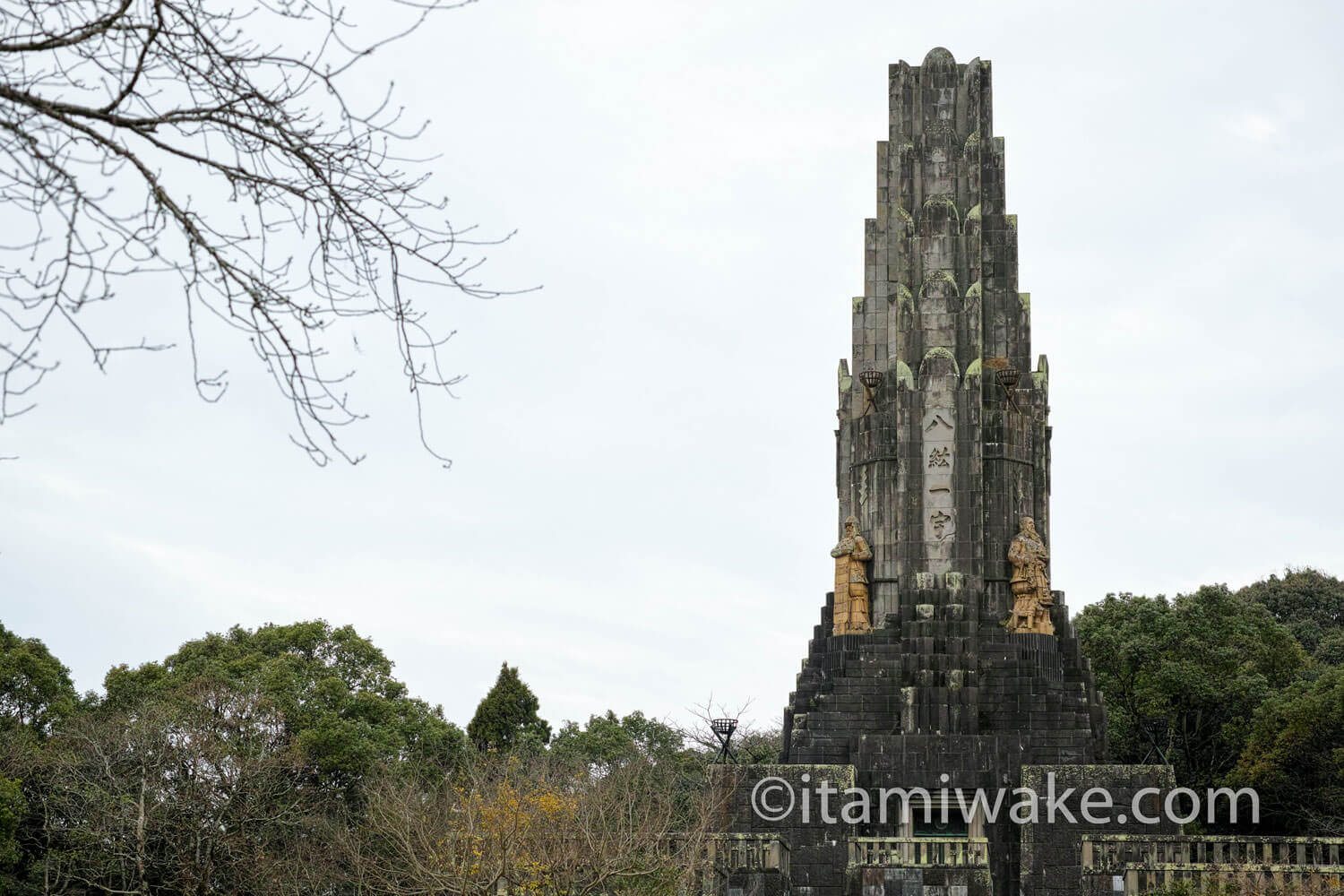 塔の全景