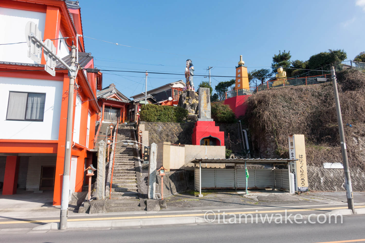 法華寺の中心に立つ鬼子母神像