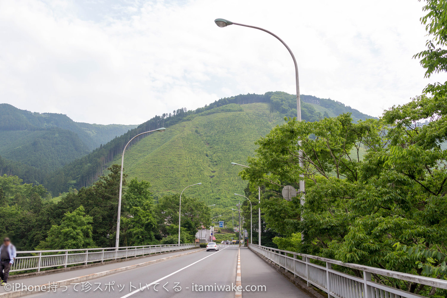 御嶽駅前の山