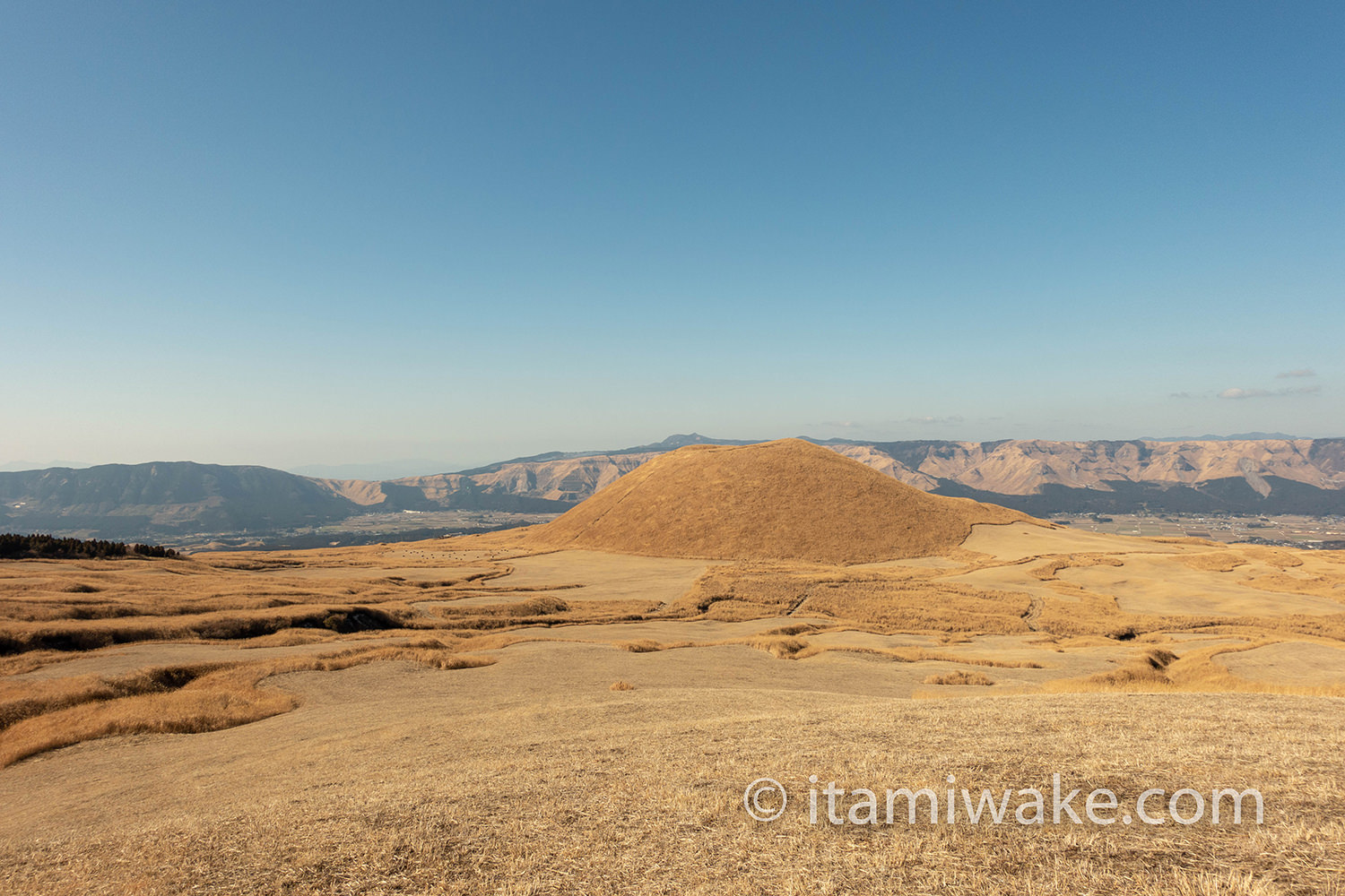 米塚と阿蘇山の光景