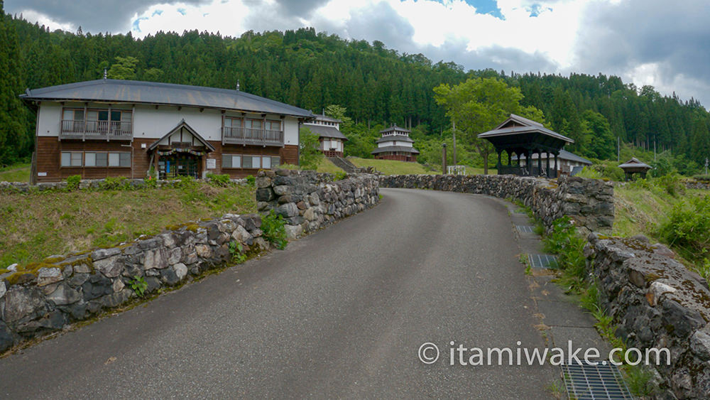 点在する建物が俺を待ち受ける