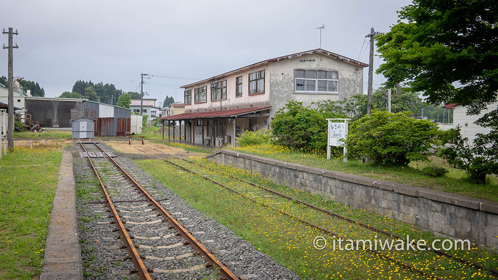 七戸駅から伸びるレール