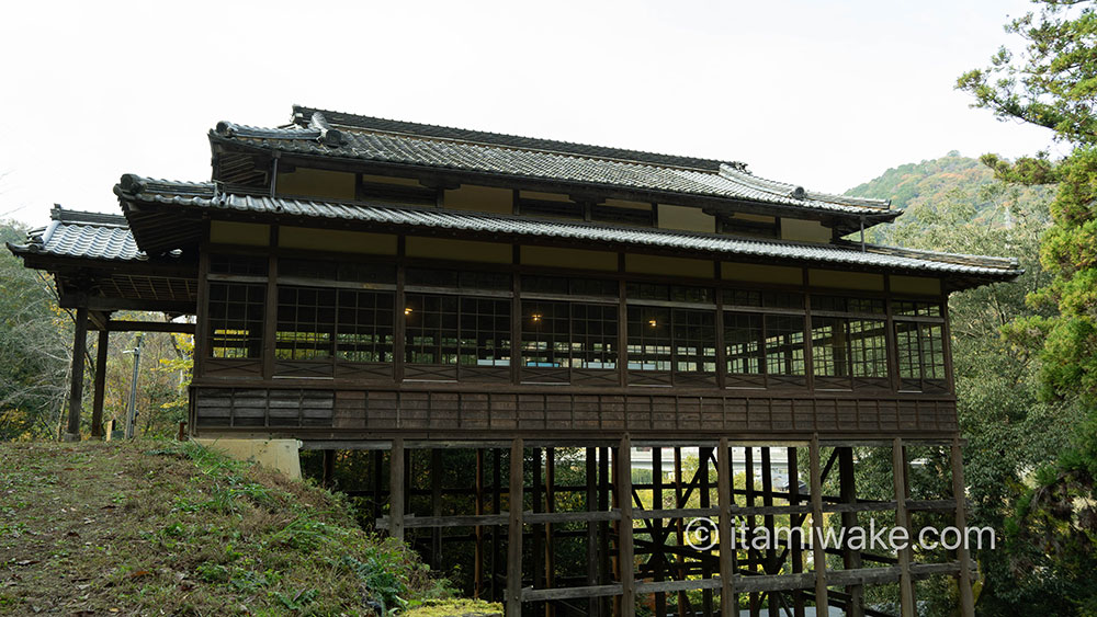 空中に浮かんでいるような神社