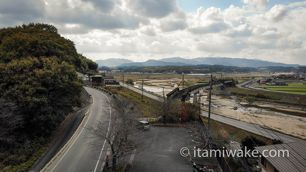 手前は駐車場に整備されている