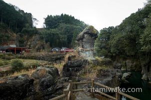 巨大な男性器・女性器が並ぶ宮崎県小林市の陰陽石 | いたみわけブログ