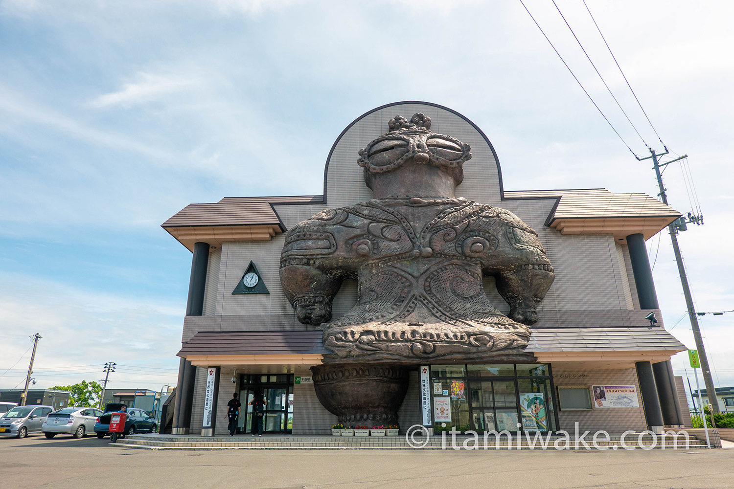 正面から木造駅