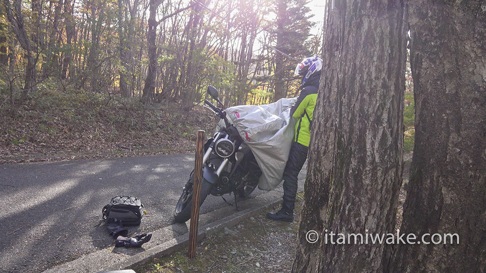 バイクにまたがる