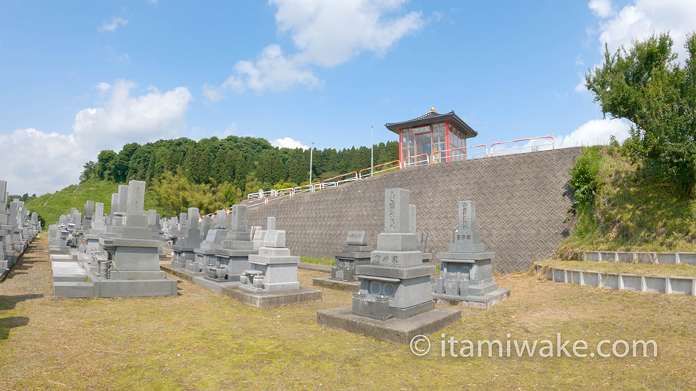 観音様に見守られる霊園