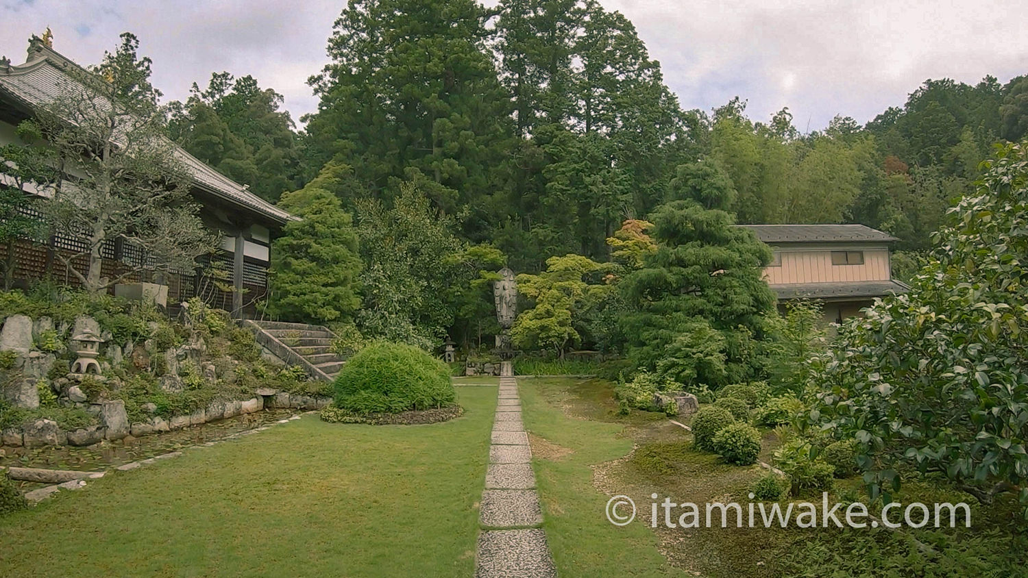 石塔寺の本殿前