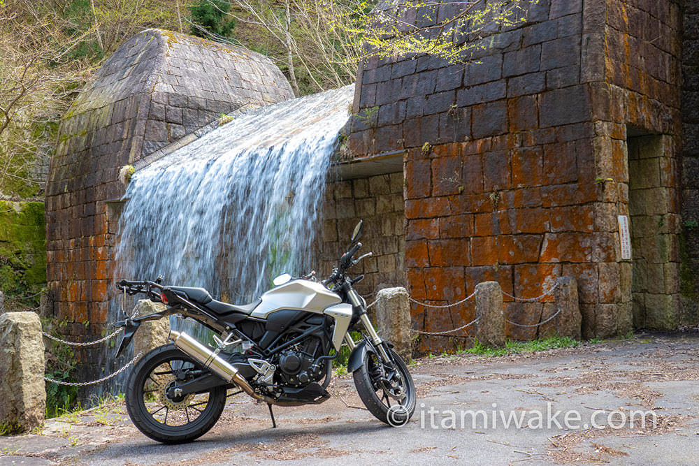 CB250Rとダム