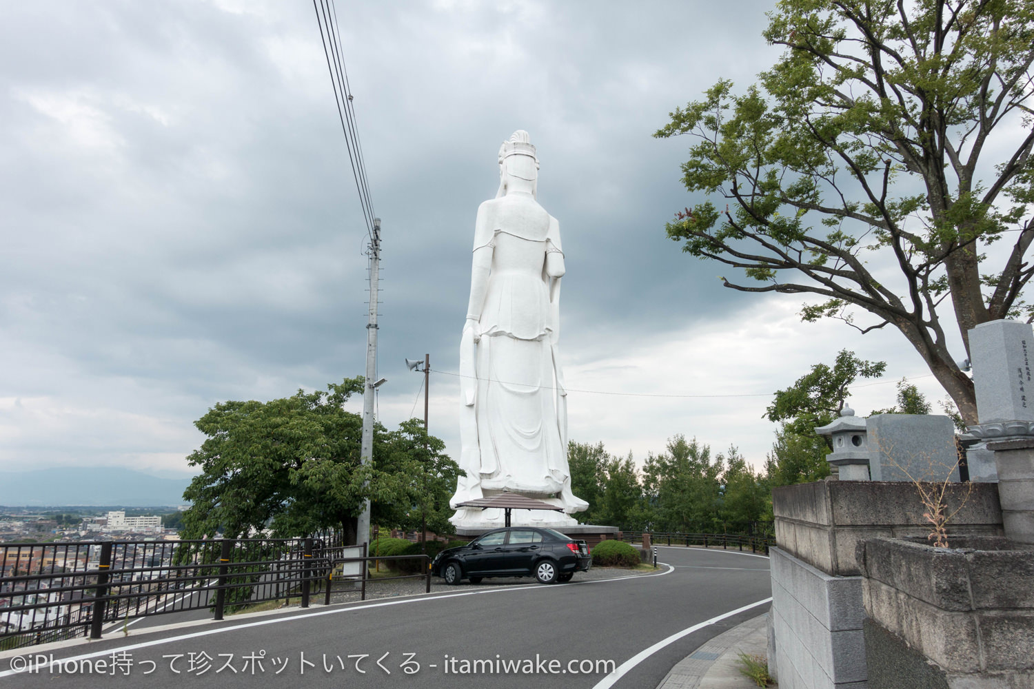 観音様の背中に近づく