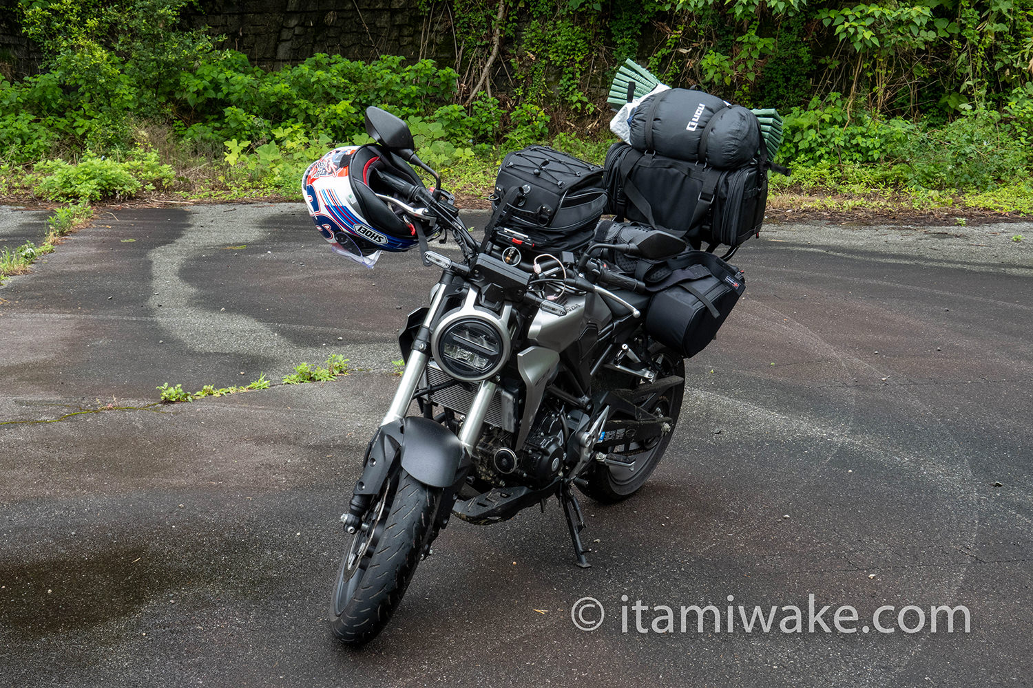 正面から荷物とCB250R