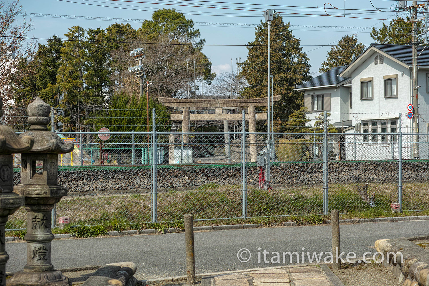 東側の参道から西の参道を見る