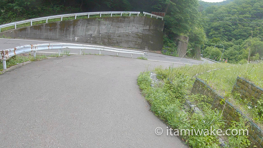 道路脇に見える橋脚