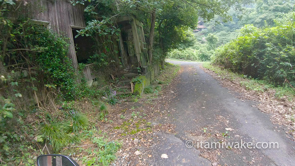 住居らしき廃墟