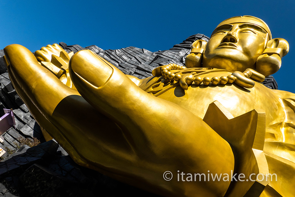 真下から黄金の巨大神像