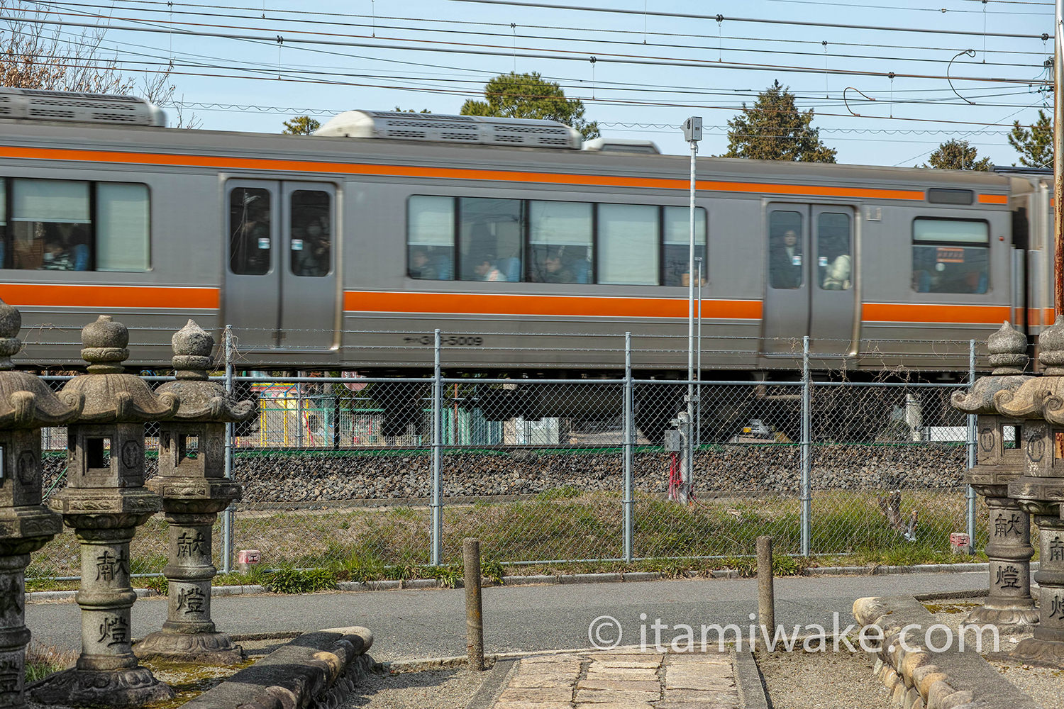 参道を分断する電車