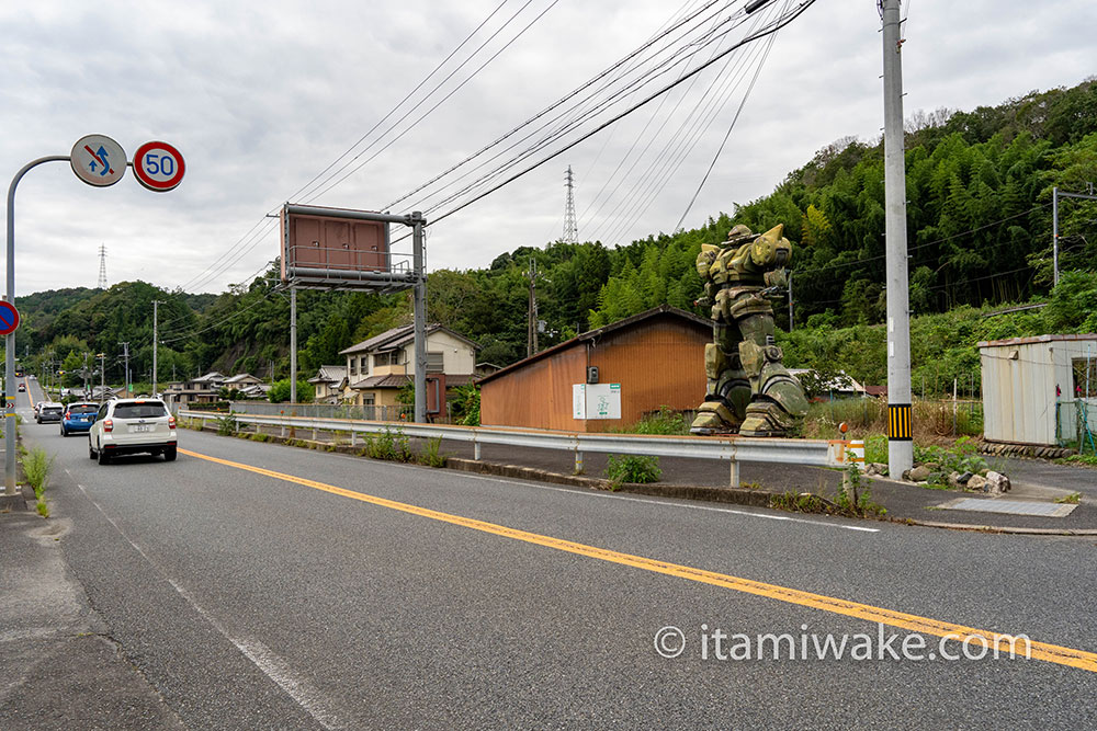 往来する車を見守っている