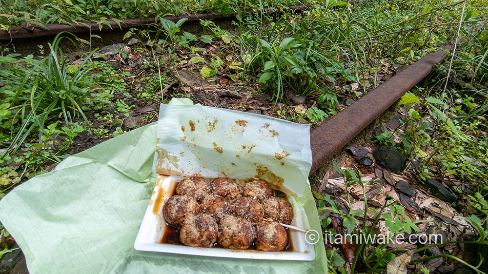 レールの上に置かれるたこ焼き