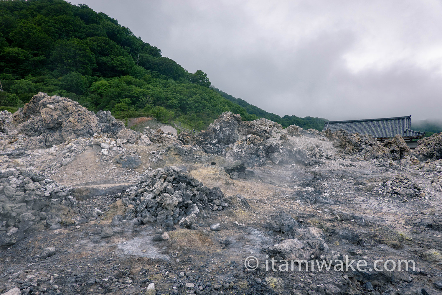 恐山の岩肌