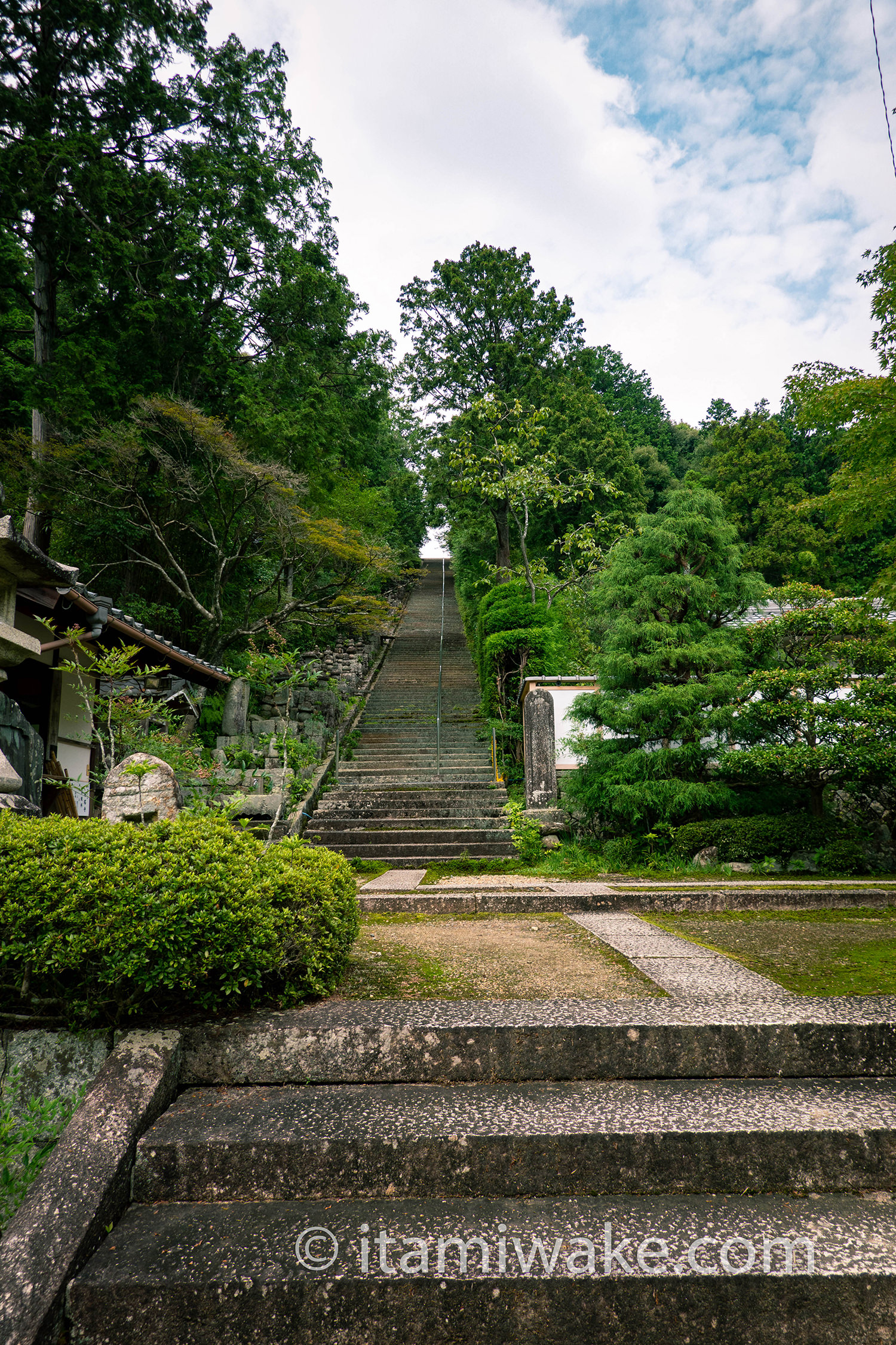 石塔に続く長い坂道