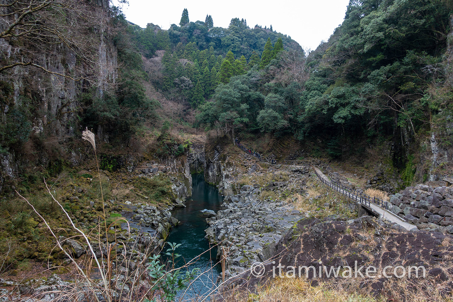 広角で見る高千穂峡