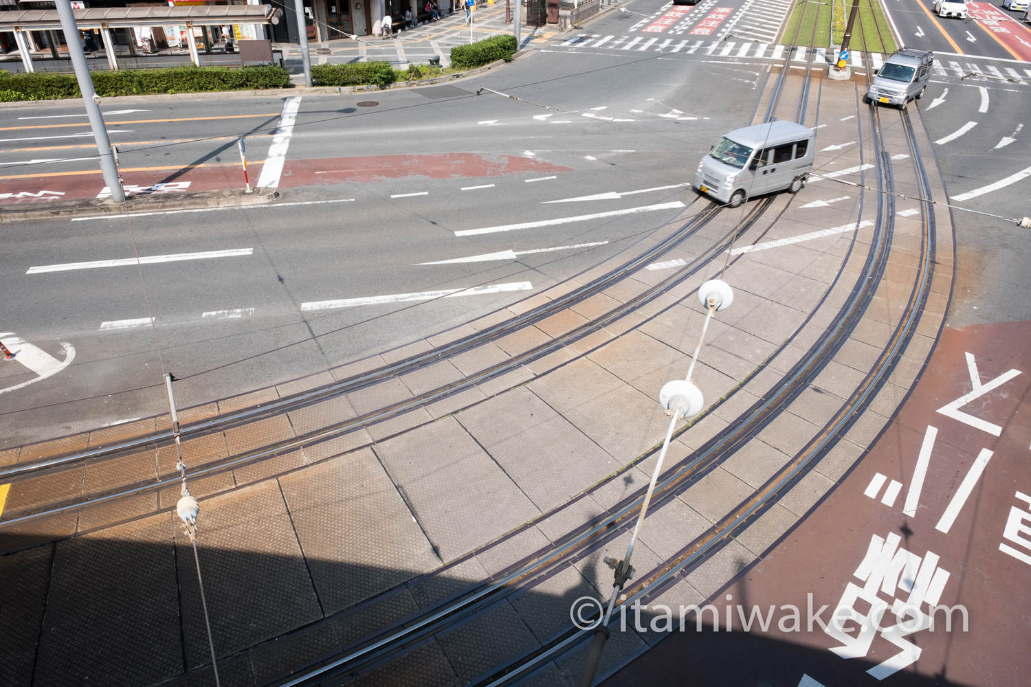 複雑に道路と交差する路面電車