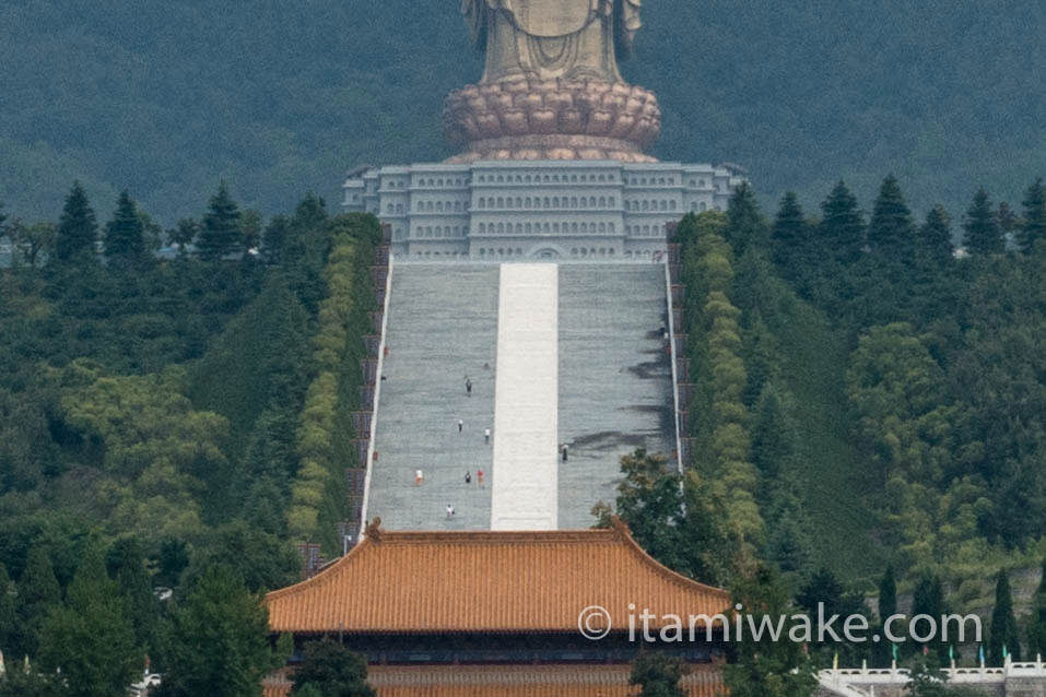 階段を登る人々を拡大