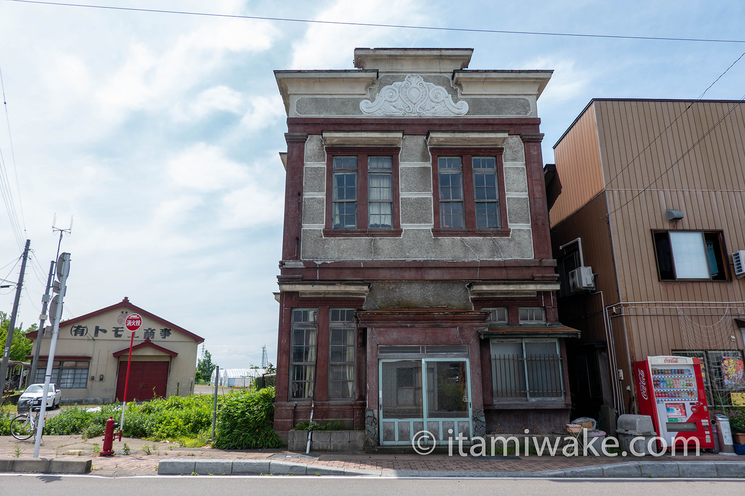 木造駅前のレトロ建築