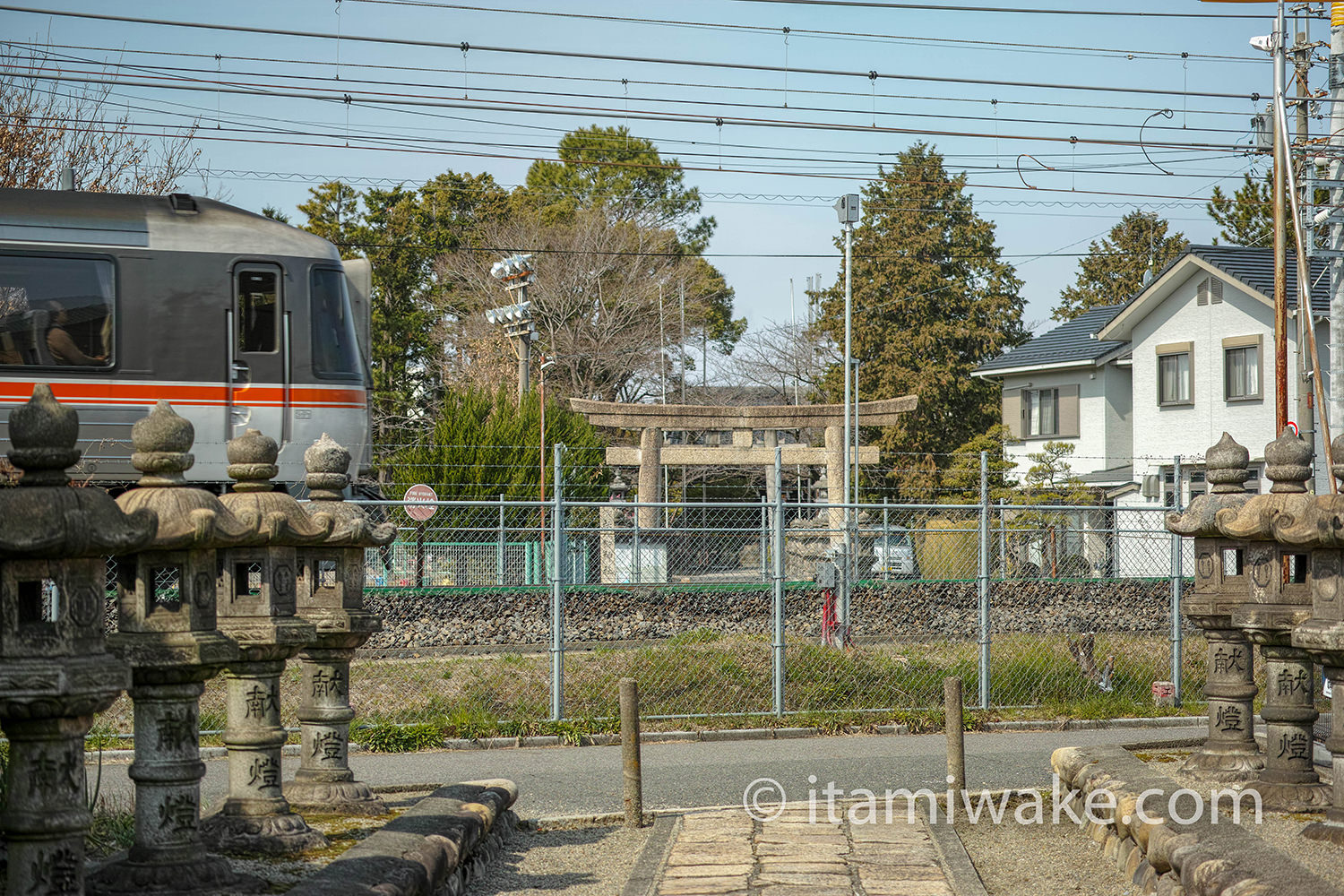 JR東海道本線が過ぎ去る