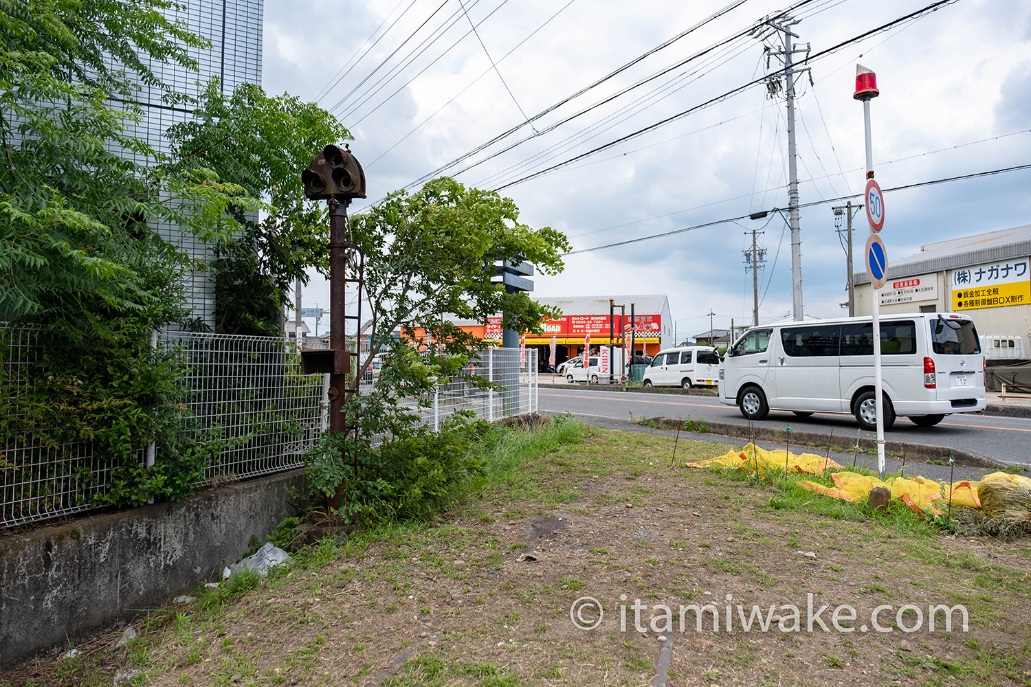 県道をクロスする廃線