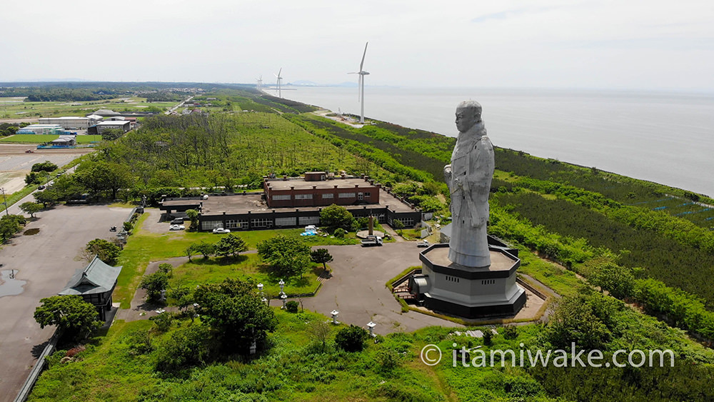 新潟県の珍スポット西方の湯で巨大仏を見て宗教温泉に浸かる