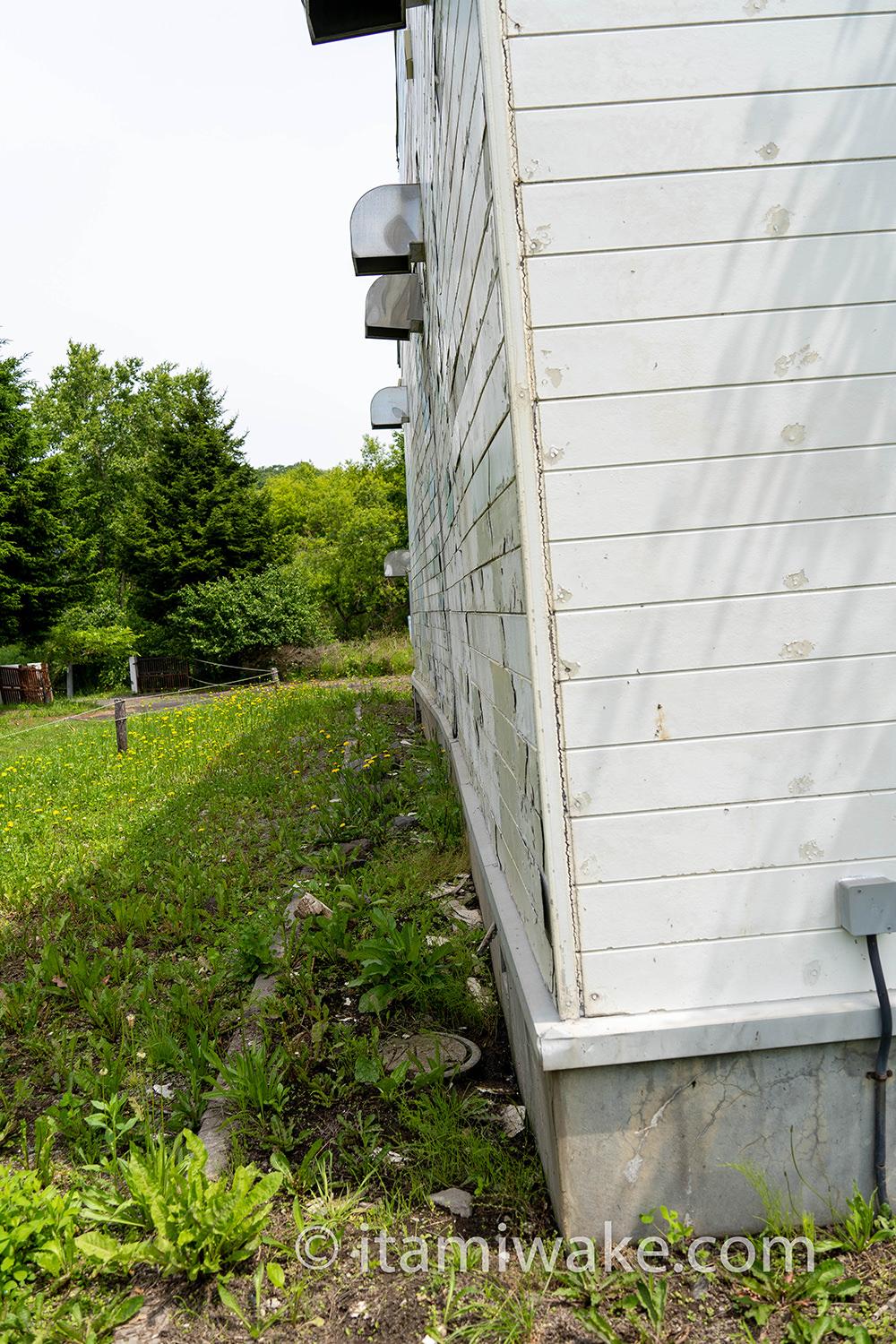 建物が傾いたのではなく、地面が傾いた