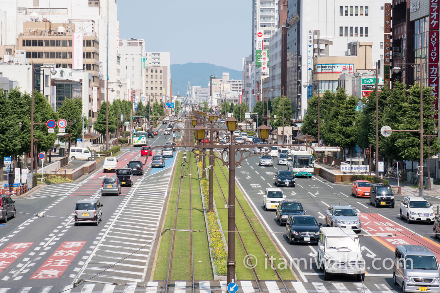 道路の真ん中に路面電車のレール